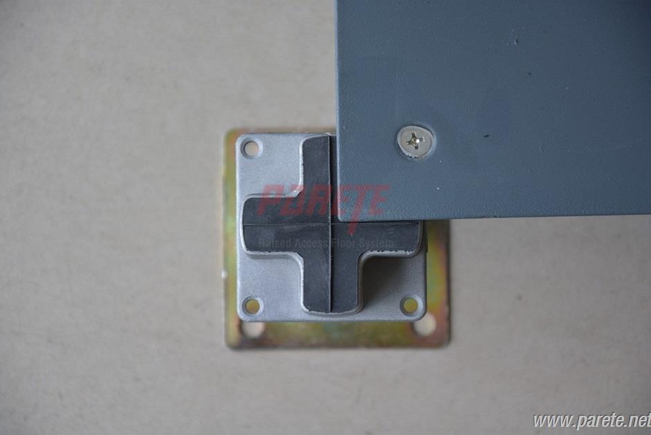 Indepedent support raised floor system